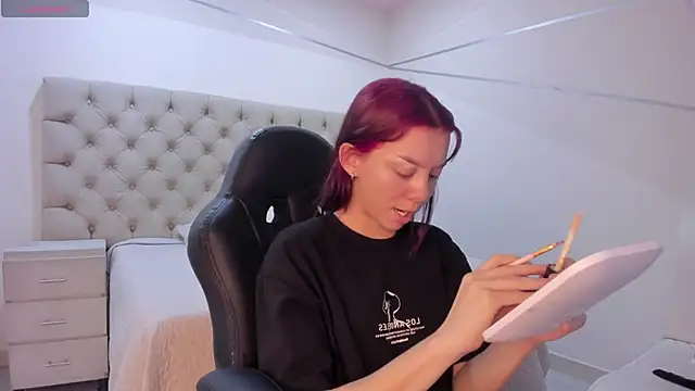 Snapshot of CleoWhite chatting on October 31, 2025, 7:54 pm CleoWhite online show from October 31, 2025, 7:54 pm