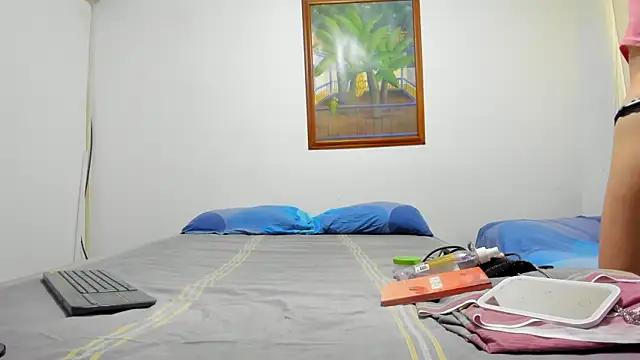 Snapshot of CleoWhite chatting on October 20, 2025, 5:35 pm CleoWhite online show from October 20, 2025, 5:35 pm