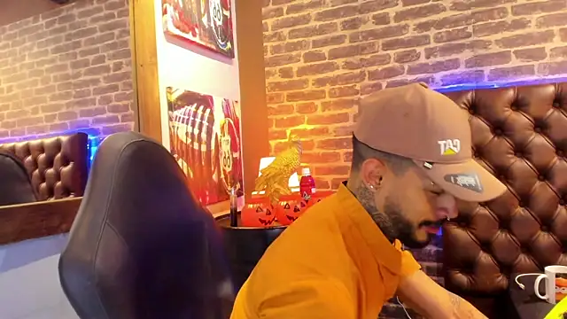 VinzenzRizzo online show from October 30, 2025, 4:44 am