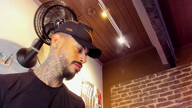 VinzenzRizzo online show from October 31, 2025, 4:31 am