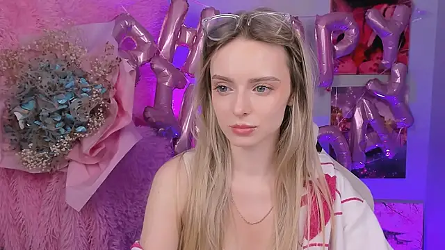 JuliaBrewwer online show from September 13, 2025, 12:05 pm