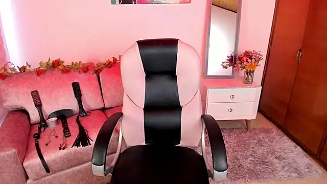 Lucie Harper online show from September 23, 2025, 8:05 pm