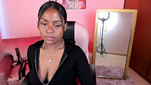 Lucie Harper online show from October 1, 2025, 8:35 pm