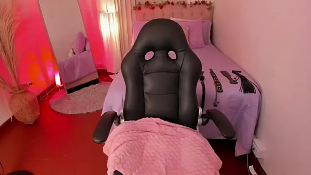 Lucie Harper online show from December 13, 2025, 8:04 pm