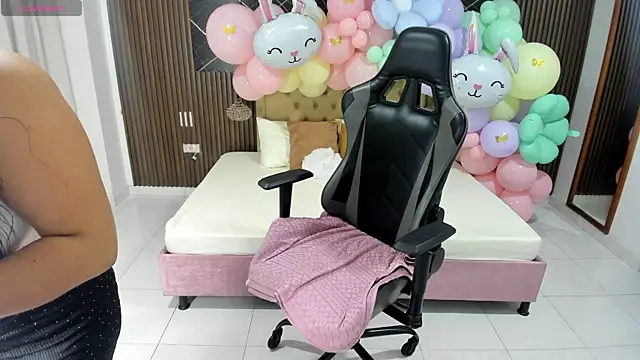 Emy topless online show from April 4, 2026, 11:06 am