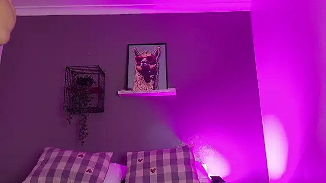 Taylorsmitth  online show from November 25, 2025, 12:05 pm