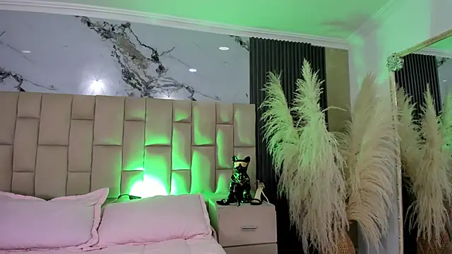 cloesummerr  online show from April 18, 2026, 12:29 pm