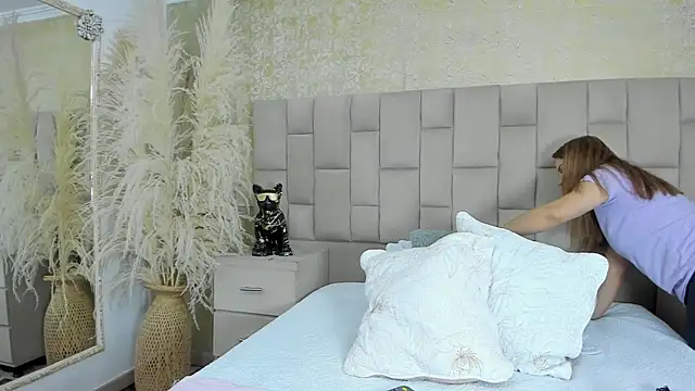 cloesummerr  online show from December 15, 2025, 12:44 pm