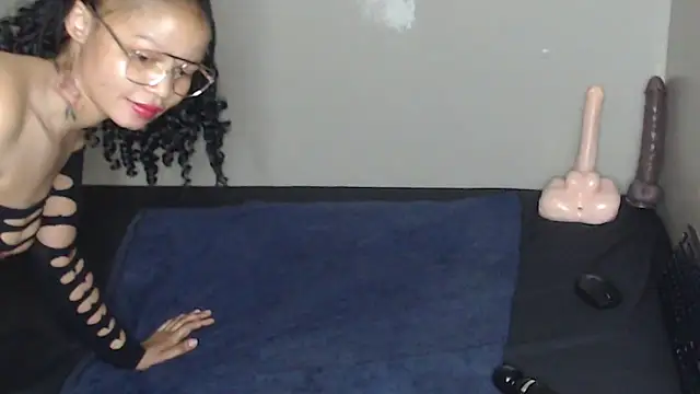 TrishahXo online show from October 7, 2025, 2:34 am