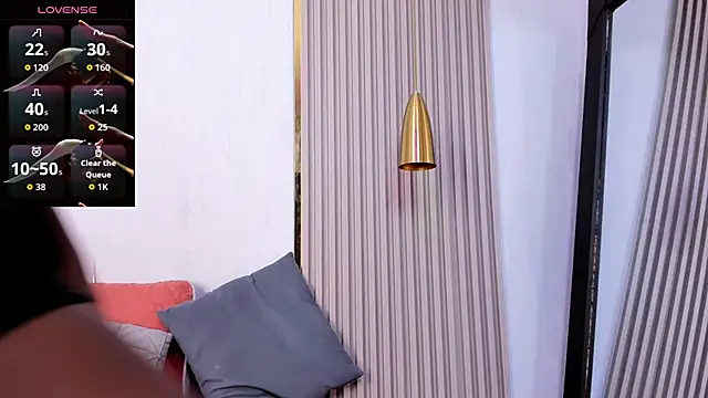 Skylar Smith  online show from November 13, 2025, 1:04 pm