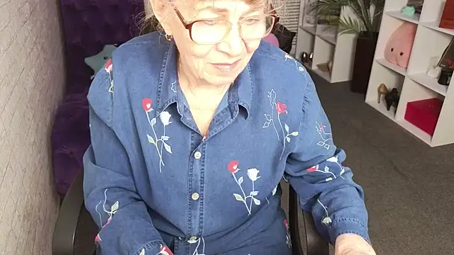 Snapshot of Betty_Brick chatting on May 27, 2026, 5:20 pm Betty Brick online show from May 27, 2026, 5:20 pm