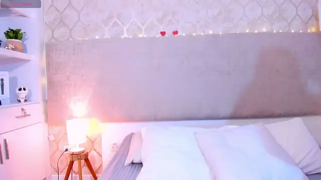 KamilaBetancourt online show from October 27, 2025, 12:39 pm