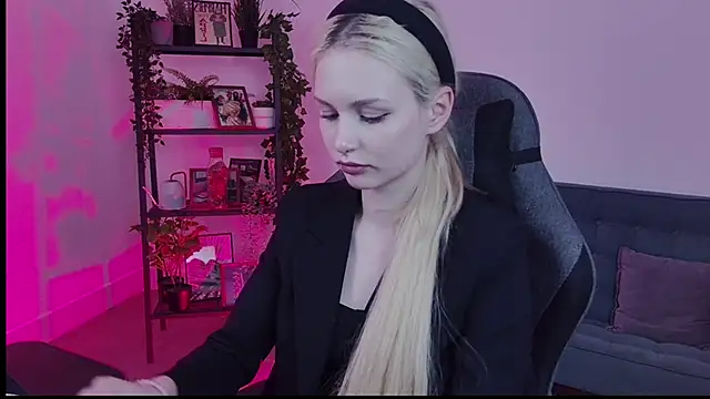 AvaDaviis online show from September 22, 2025, 10:43 am