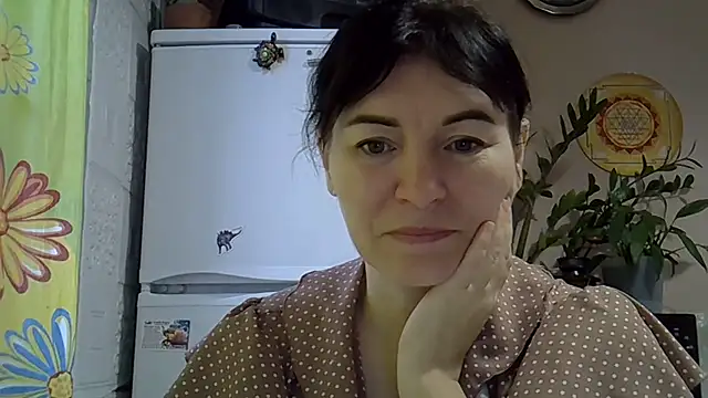 Krystal 82 online show from November 5, 2025, 9:12 am