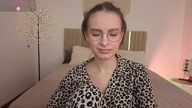 Real cutie1 online show from May 15, 2026, 12:47 pm