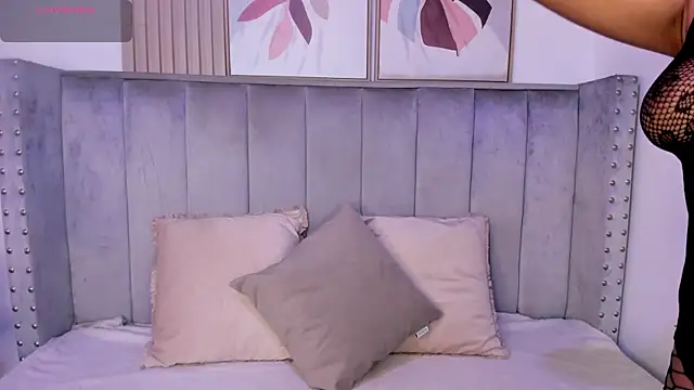 Seshat Hitt online show from September 25, 2025, 3:23 am