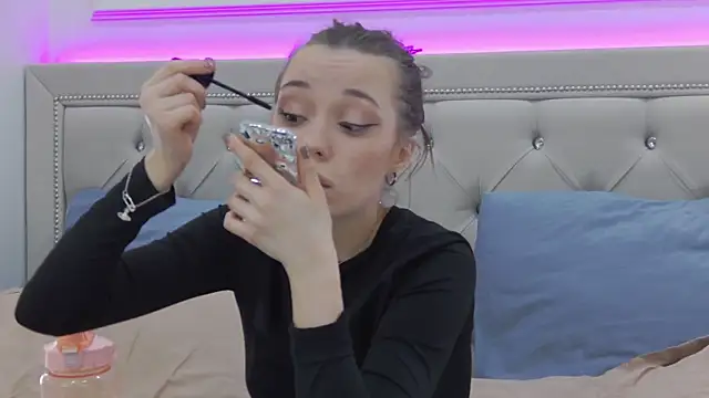 ZoeyNeal online show from March 26, 2026, 1:53 pm