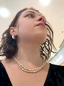 lucy-joy online show from September 19, 2025, 9:46 am