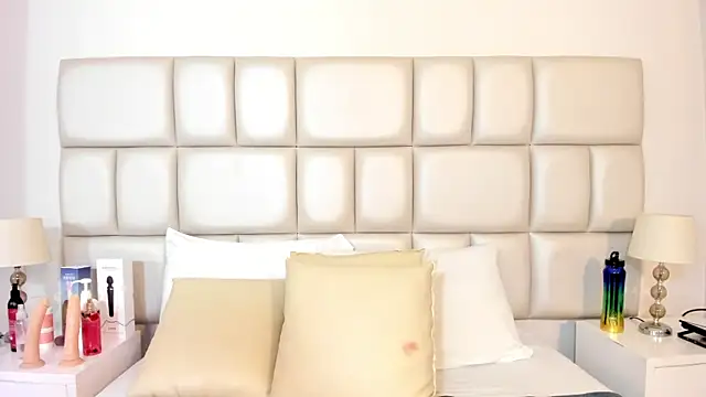 sunnyWhitee online show from February 5, 2026, 7:32 pm