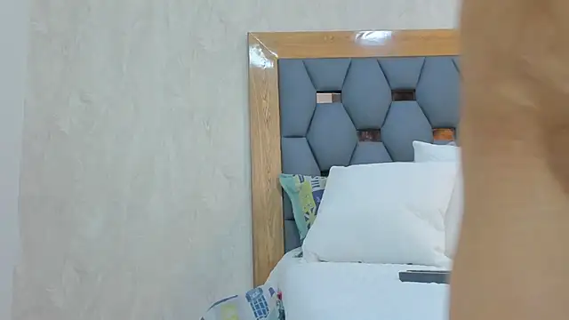 crystal sm online show from February 9, 2026, 3:04 am