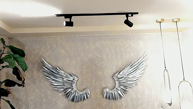 Skyyle  online show from December 15, 2025, 1:06 pm