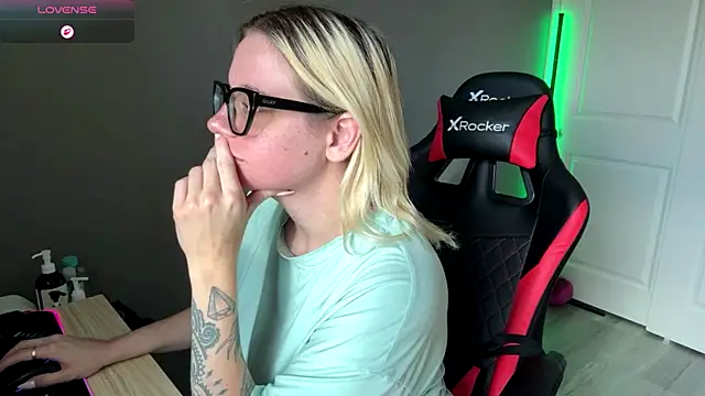 Snapshot of Charlies_world chatting on September 26, 2025, 5:42 pm Charlies world online show from September 26, 2025, 5:42 pm