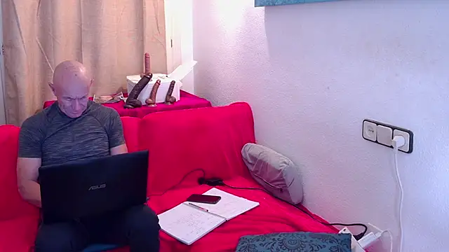 Snapshot of IvonneAndDom chatting on February 18, 2026, 11:17 am IvonneAndDom online show from February 18, 2026, 11:17 am