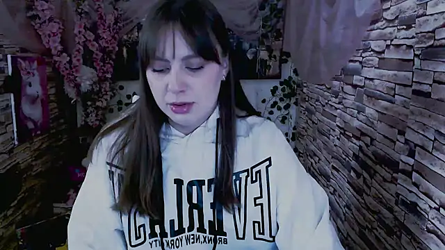 Amanda Bright  online show from September 19, 2025, 6:39 am