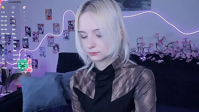 Megan--chan online show from December 14, 2025, 7:08 pm