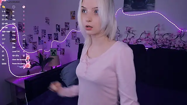 Snapshot of Megan--chan chatting on November 22, 2025, 7:24 pm Megan--chan online show from November 22, 2025, 7:24 pm