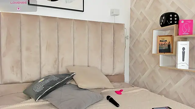 Snapshot of Clhoe_Johnson chatting on October 21, 2025, 12:59 pm Clhoe Johnson online show from October 21, 2025, 12:59 pm