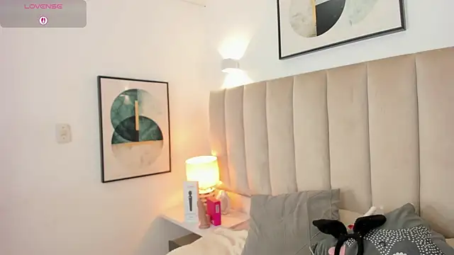 Snapshot of Clhoe_Johnson chatting on October 17, 2025, 1:24 pm Clhoe Johnson online show from October 17, 2025, 1:24 pm