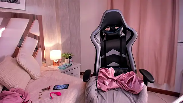 Snapshot of Clhoe_Johnson chatting on October 2, 2025, 2:37 am Clhoe Johnson online show from October 2, 2025, 2:37 am