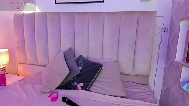 Snapshot of Clhoe_Johnson chatting on October 27, 2025, 12:06 pm Clhoe Johnson online show from October 27, 2025, 12:06 pm