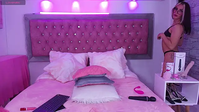 Snapshot of Bonn_Glow chatting on September 18, 2025, 4:37 am Bonn Glow online show from September 18, 2025, 4:37 am