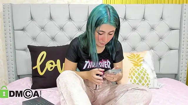 Snapshot of Skarlet_04 chatting on November 20, 2025, 5:24 pm Skarlet 04 online show from November 20, 2025, 5:24 pm