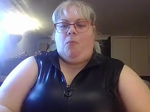 Kinkyhousewife83 online show from November 23, 2025, 5:45 pm