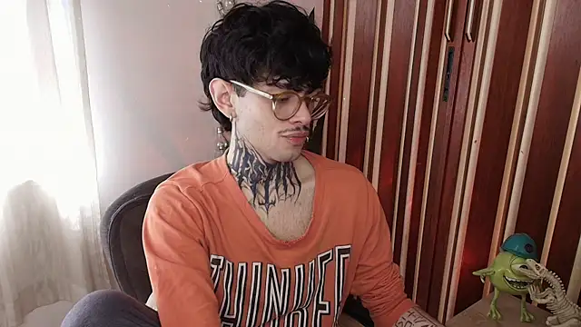 Snapshot of Mihail_leroy chatting on December 18, 2025, 3:27 pm Mihail leroy online show from December 18, 2025, 3:27 pm