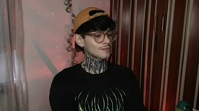 Snapshot of Mihail_leroy chatting on December 21, 2025, 9:37 pm Mihail leroy online show from December 21, 2025, 9:37 pm