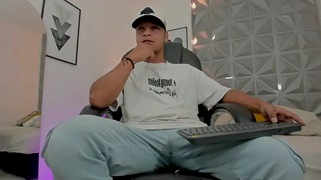 Snapshot of Ricky_Owens1 chatting on November 19, 2025, 6:30 pm Ricky Owens1 online show from November 19, 2025, 6:30 pm