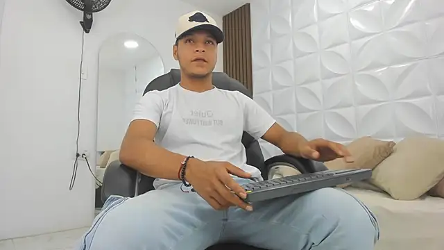 Snapshot of Ricky_Owens1 chatting on November 24, 2025, 8:42 pm Ricky Owens1 online show from November 24, 2025, 8:42 pm