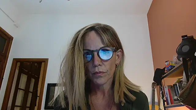 Snapshot of Polly23 chatting on November 24, 2025, 3:17 am Polly23 online show from November 24, 2025, 3:17 am