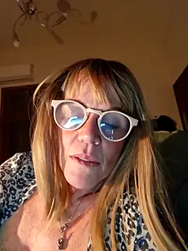 Snapshot of Polly23 chatting on October 21, 2025, 4:34 am Polly23 online show from October 21, 2025, 4:34 am