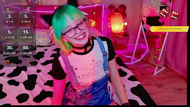 CoralineYoung online show from April 12, 2026, 7:33 am