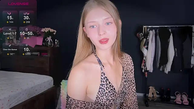 holylisssa online show from October 8, 2025, 4:08 pm