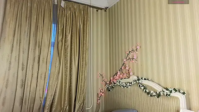 Juuulia  online show from April 4, 2026, 4:02 pm