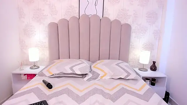 Snapshot of ShaynaHosk chatting on November 7, 2025, 8:35 pm ShaynaHosk online show from November 7, 2025, 8:35 pm