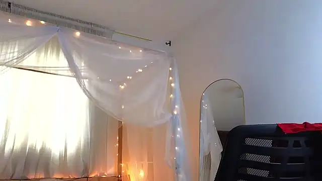 loreaniss online show from October 8, 2025, 8:42 pm