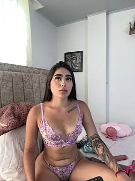 Snapshot of EmiilyEvans_ chatting on May 7, 2026, 7:39 pm EmiilyEvans online show from May 7, 2026, 7:39 pm