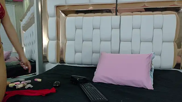 cutepetitee online show from November 16, 2025, 8:02 pm